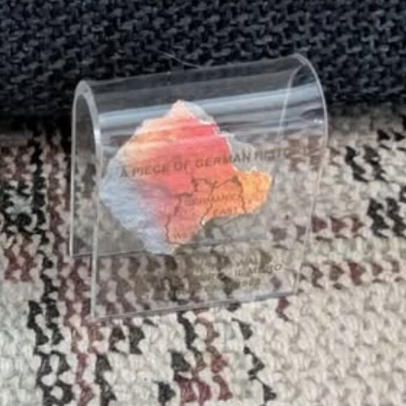 Berlin Wall Pieces and Memorabilia - History - Tourist Souvenir - Picture 5 of 5